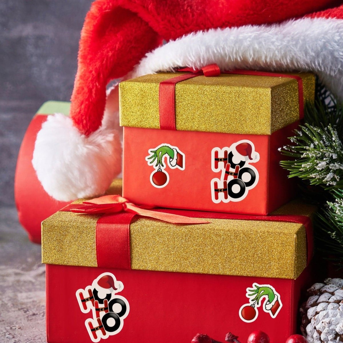 Naklejki na prezenty WIGILIA GRINCH BOMBKA dla dzieci wodoodporne 10 sztuk Sticky Studio