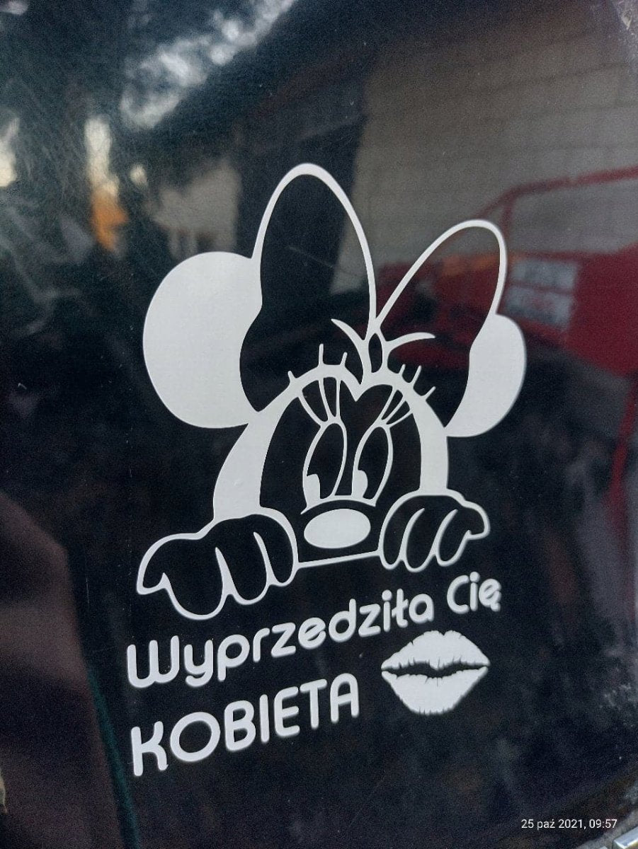 WYPRZEDZIŁA CIĘ KOBIETA naklejka na auto, samochód, motor wodoodporna 5 lat Sticky Studio