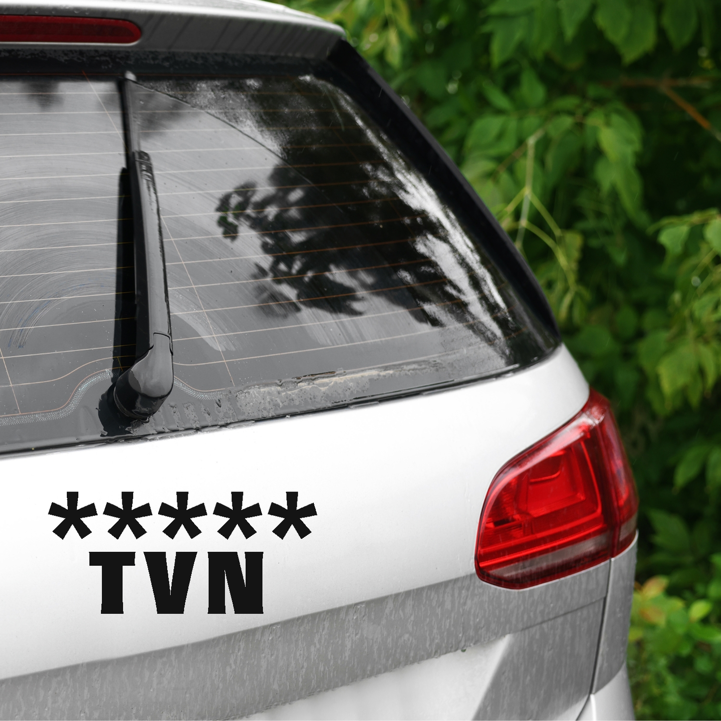 TVN naklejka na auto z własnym wzorem czarna biała czerwona
