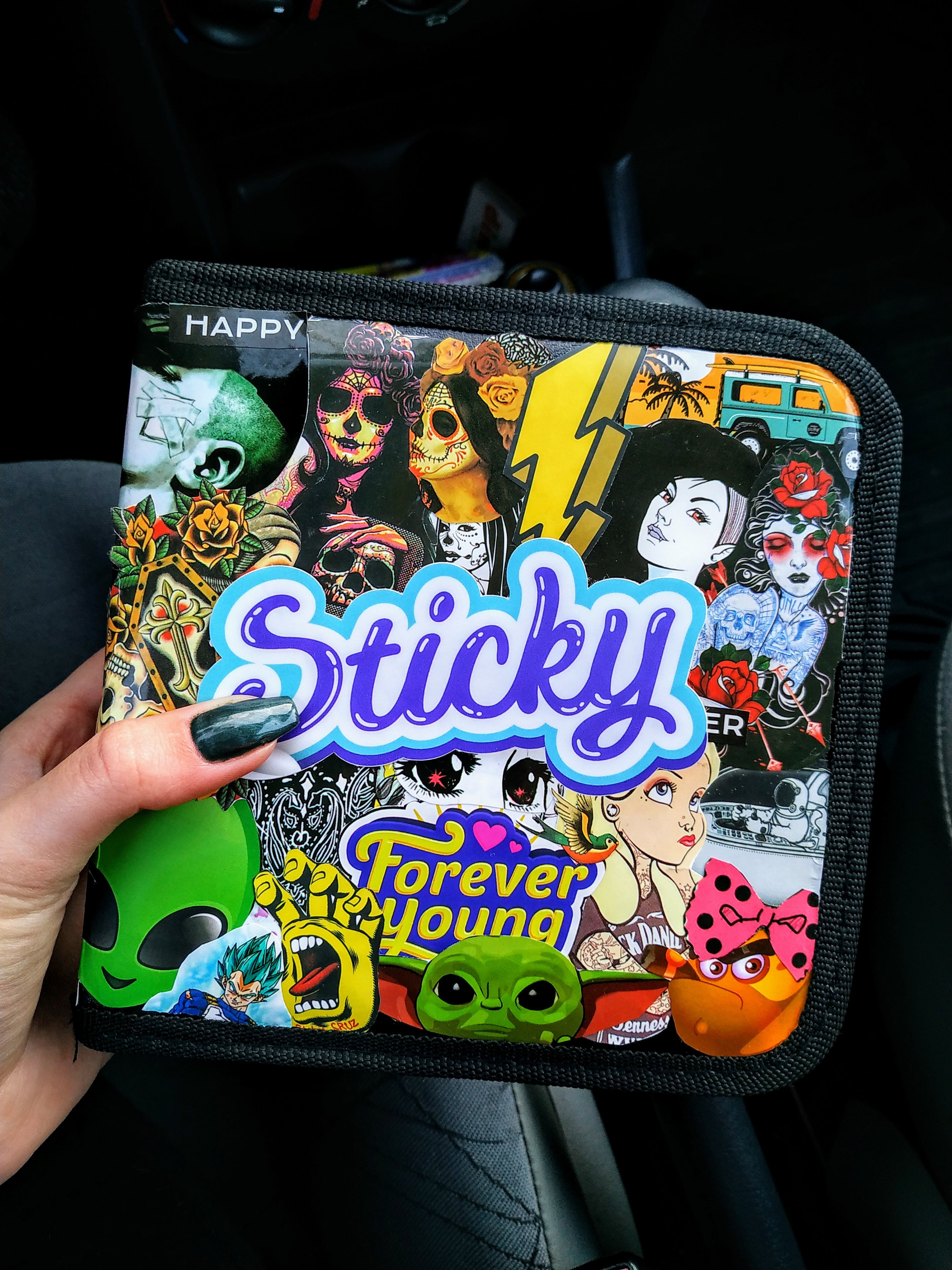 Wysokiej jakości wodoodporna naklejka na przykładowym przedmiocie